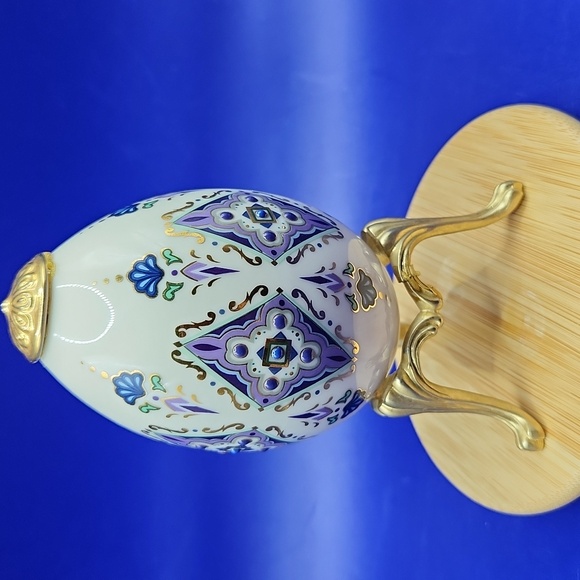 Lenox China Treasures Collection Amethyst Egg with Stand - Picture 2 of 5